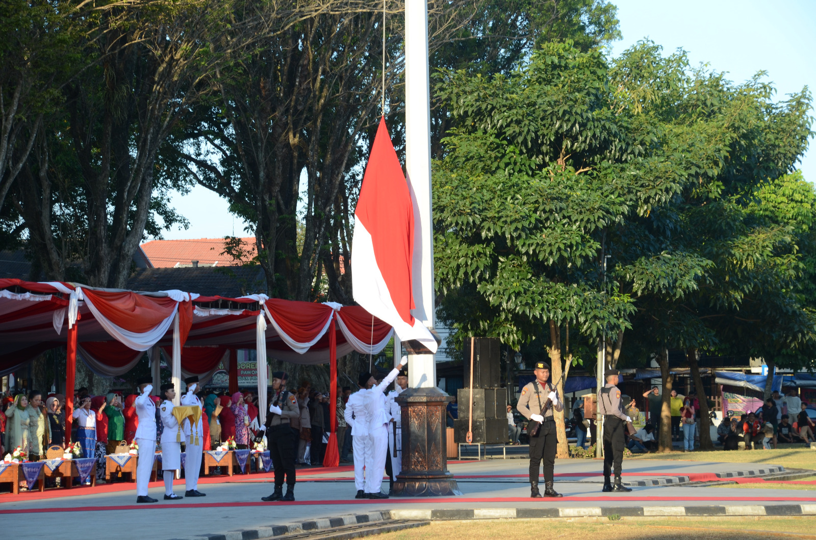 Kasiren Korem 073/Makutarama Hadiri Upacara Penurunan Bendera HUT Ke-78 Kemerdekaan RI